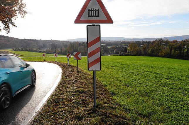 Die Kreisstraße in Richtung Bahnübergang vor Reute: Es braucht eine Blende vor den Solarpanelen, um Autofahrer und Radfahrer vor den ...