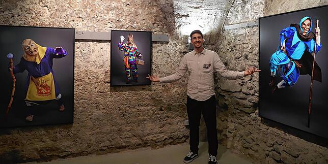 Fotograf Lukas Ondreka kurz vor Beginn der Vernissage im Gewölbekeller.