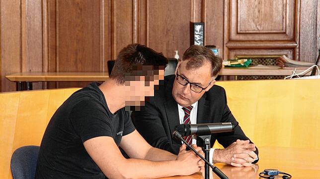 Der Angeklagte mit seinem Verteidiger Rasmus Reinhardt im Gericht. Er will ein normales Leben führen, aber zuerst wird ihm der Prozess ...
