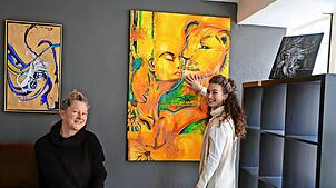 Andrea Heitzmann (links) von „Tante Emmas Glück“ freut sich mit der jungen heimischen Künstlerin Anna Schwer auf eine erfolgreiche ...
