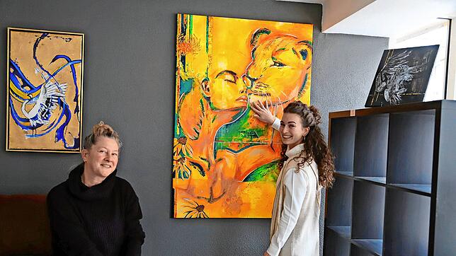 Andrea Heitzmann (links) von „Tante Emmas Glück“ freut sich mit der jungen heimischen Künstlerin Anna Schwer auf eine erfolgreiche ...