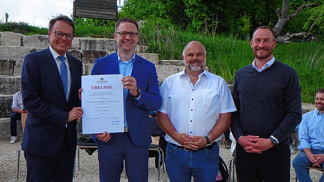 Regierungspräsident Klaus Tappeser (links) sorgte für freudige Überraschung bei (v.l.) Bürgermeister Stephan Frickinger, Ortsvorsteher ...