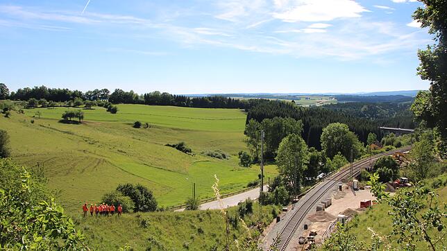 Von Freiburg bis Donaueschingen schlängelt sich die Höllentalbahn durch den Schwarzwald. Mit der Elektrifizierung soll für die Fahrgäste ...