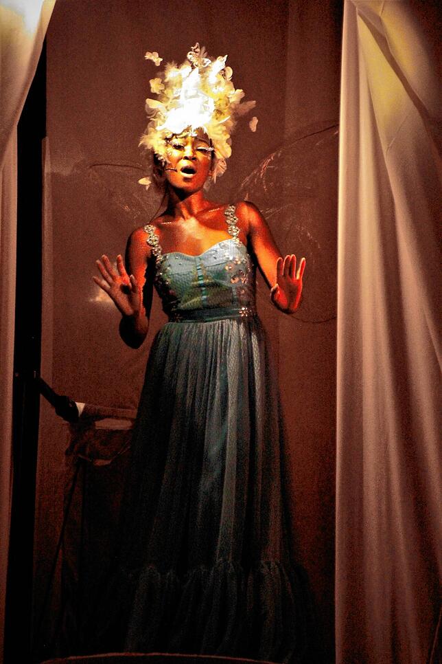 Die Traumfee Funkelperlchen, gespielt von Musical-Star Isata Kamara.