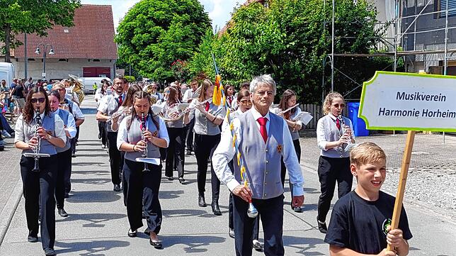 Bild 13: Festumzug am Gmeindshus Oberlauchringen – Höhepunkt des 4-tägigen Bezirksmusikfest