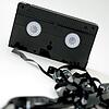 Früher das Non-plus-ultra, heute längst veraltet: Videokassetten haben ausgedient, nehmen aber viel Platz im Regal weg.