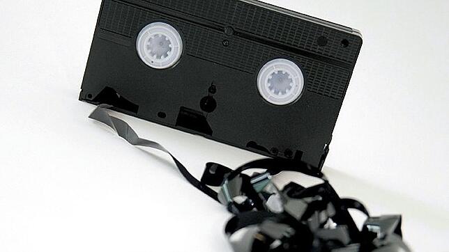 Früher das Non-plus-ultra, heute längst veraltet: Videokassetten haben ausgedient, nehmen aber viel Platz im Regal weg.