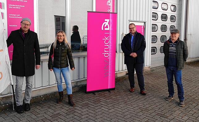 Beim Pressegespräch zur Inbetriebnahme der neuen Fotovoltaik-Anlage in Rielasingen-Worblingen (von links): Solarcomplex-Chef Bene ...