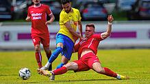 Der FC Singen (Antonio Ruberto, gelbes Trikot) musste sich im letzten Heimspiel der Saison dem SV Linx (Nico Schumacher) 1:4 geschlagen ...