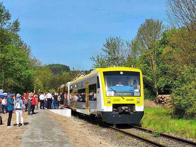 Gut angenommen wurde nach den Angaben von Frank von Meißner, dem technischen Betriebsleiter, der neue Haltepunkt der Biberbahn in ...