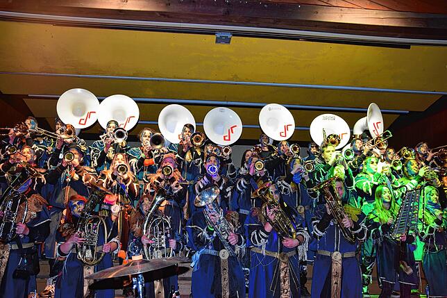 Bild 11: Gigantische Partynacht in Nöggenschwiel: 700 Guggenmusiker rocken mit DJs in drei Zelten!