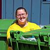 Manuela Marquardt rollt einen Container. Auf dem ehemaligen USG-Gelände ist noch viel zu tun, ehe es am 24. Juni losgehen kann.