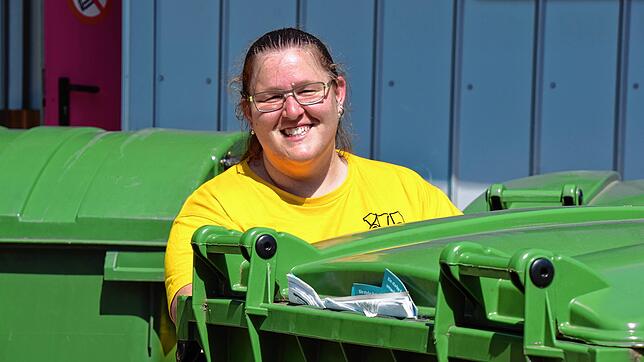 Manuela Marquardt rollt einen Container. Auf dem ehemaligen USG-Gelände ist noch viel zu tun, ehe es am 24. Juni losgehen kann.