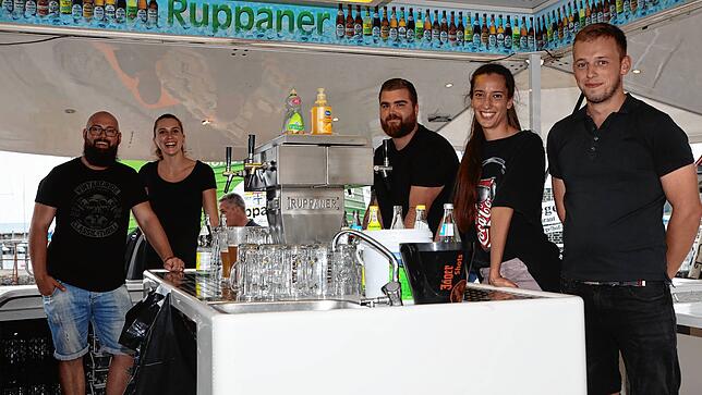 Bild 11: Endlich wieder Hafenfest! Trotz Wetterumschwung ist die Stimmung am ersten Tag hervorragend