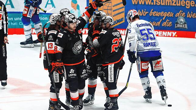 Jubelnde Frankfurter, hängende Köpfe bei den Wild Wings (rechts John Ramage). Das Spiel zum Jahresausklang hatten sich die Schwenninger ...