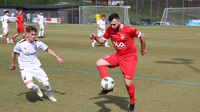 Luca Arceri (rechts) wurde am Sonntag mit den Geisingern vorzeitig Bezirksliga-Meister.