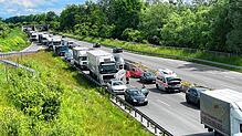 Auf der B33 staute es sich am Donnerstag, 16. Mai, in Fahrtrichtung Singen. Die Strecke war nach einem Unfall stundenlang gesperrt.