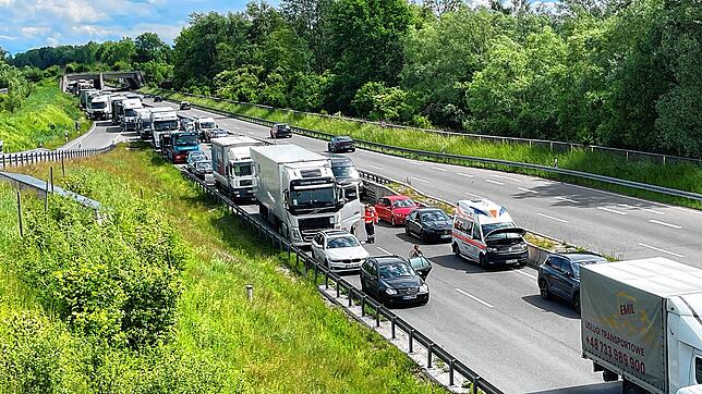 Auf der B33 staute es sich am Donnerstag, 16. Mai, in Fahrtrichtung Singen. Die Strecke war nach einem Unfall stundenlang gesperrt.
