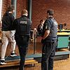 Der Angeklagte (links) wird in den Saal des Landgerichts Konstanz geführt. Er hat Tausende Bilder und Videos von Babys, Klein- und ...