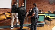 Der Angeklagte (links) wird in den Saal des Landgerichts Konstanz geführt. Er hat Tausende Bilder und Videos von Babys, Klein- und ...