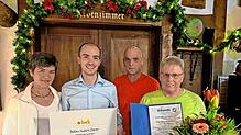Auszeichnungen bei der Weihnachtsfeier ( von links): Maria Dorer, Stefan Dorer, Hubert Dorer und Petra Kammerer. Bild: Dorer
