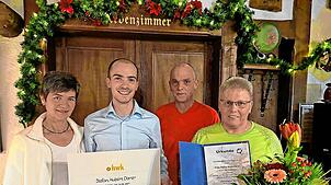 Auszeichnungen bei der Weihnachtsfeier ( von links): Maria Dorer, Stefan Dorer, Hubert Dorer und Petra Kammerer. Bild: Dorer