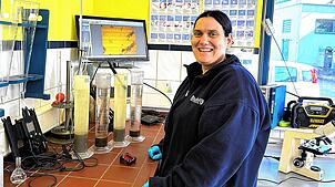 Sabrina Skela misst diverse Wasserwerte in der Kläranlage und muss auch mal die Einzeller in einer Wasserprobe zählen. Dank einer Kamera ...