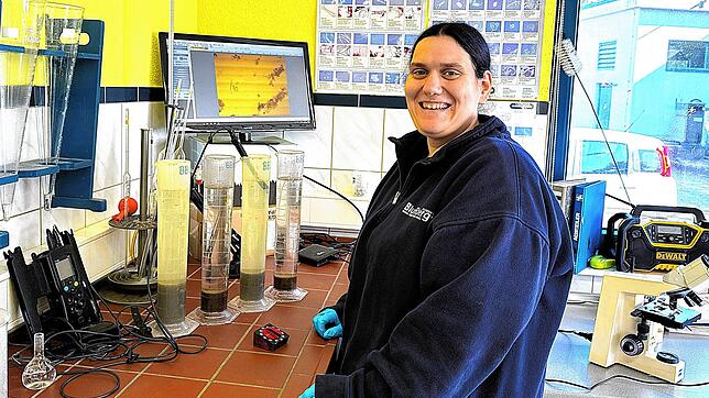 Sabrina Skela misst diverse Wasserwerte in der Kläranlage und muss auch mal die Einzeller in einer Wasserprobe zählen. Dank einer Kamera ...