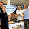Vor der Vitrine mit den Instrumenten aus der "Landshut". Von links: der wissenschaftlicher Projektleiter Jannik Pfister, die ...