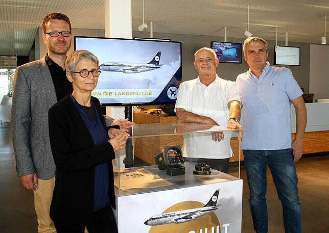 Vor der Vitrine mit den Instrumenten aus der "Landshut". Von links: der wissenschaftlicher Projektleiter Jannik Pfister, die ...