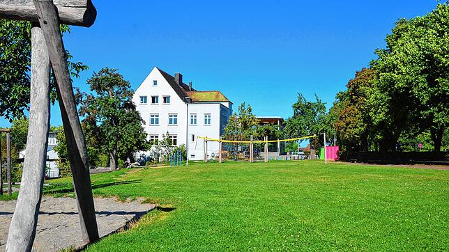 Auf dem Freigelände vor der Jakob-Gretser-Grundschule soll die neue Einfeldsporthalle entstehen.