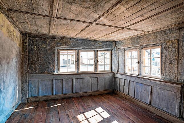 Die sanierte blaue Stube im Obergeschoss.