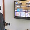 Eine neue Lernerfahrung: Ein Teilnehmer des JobFit-Förderprogramms bei der VR-Anwendung &bdquo;Fahrradwerkstatt&ldquo;.