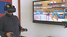 Eine neue Lernerfahrung: Ein Teilnehmer des JobFit-Förderprogramms bei der VR-Anwendung &bdquo;Fahrradwerkstatt&ldquo;.