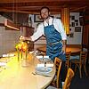 Wirt Roman Pfaff möchte zusätzlich zum normalen Restaurantbetrieb gewillte Gäste an einer Löwentafel zusammenbringen. Er bietet an der ...
