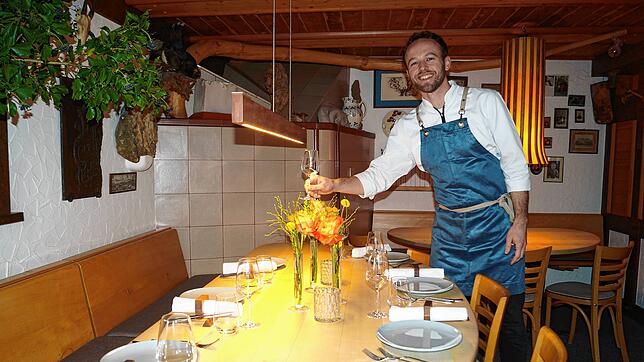 Wirt Roman Pfaff möchte zusätzlich zum normalen Restaurantbetrieb gewillte Gäste an einer Löwentafel zusammenbringen. Er bietet an der ...