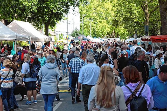 Die Menschen drängen sich auf dem grenzüberschreitenden Flohmarkt in Konstanz von Stand zu Stand. Viele Unfälle gab es hier ...