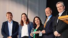 Die Baunternehmer Peter Löffler (links) und Frank Dreher (rechts) mit Bürgermeisterin Alexandra Kipp, Maria Kiamilidis und Engelbert ...