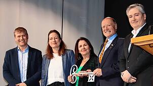 Die Baunternehmer Peter Löffler (links) und Frank Dreher (rechts) mit Bürgermeisterin Alexandra Kipp, Maria Kiamilidis und Engelbert ...