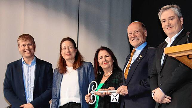 Die Baunternehmer Peter Löffler (links) und Frank Dreher (rechts) mit Bürgermeisterin Alexandra Kipp, Maria Kiamilidis und Engelbert ...