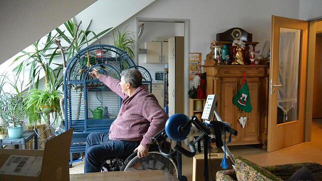 Peter Jonischkeit wohnt seit zwei Jahren mit Edelpapagei Rocky in den Lebensräumen und engagiert sich im Bewohnerbeirat.