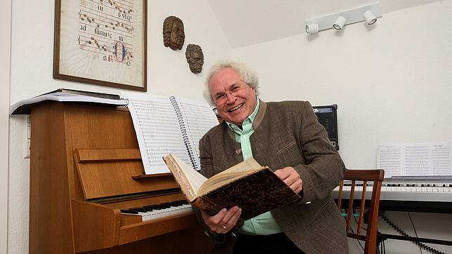 Hat drei Jahre lang an einem 55-minütigen sinfonischen Werk rund um die Lieder von Willi Hermann (1907-1977) komponiert und weiß nun ...