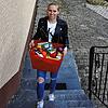 Michaela Baur bringt Einkäufe zu den Bestellern.