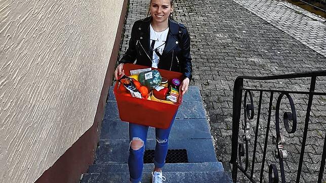 Michaela Baur bringt Einkäufe zu den Bestellern.