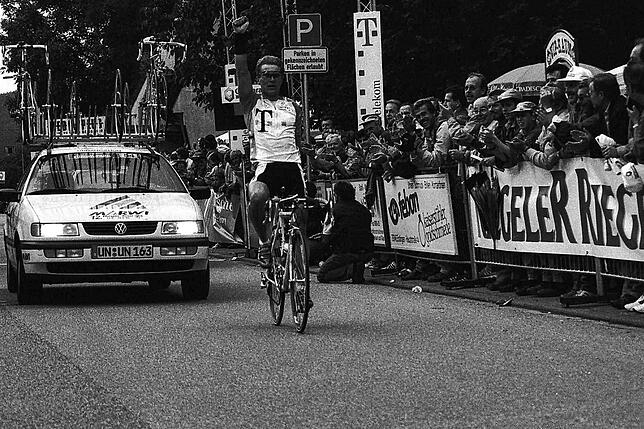 Zieleinlauf im Wehrer Orstzentrum: Telekom-Profi Jens Heppner gewann die Etappe rund um Wehr vor Jan Ullrich.