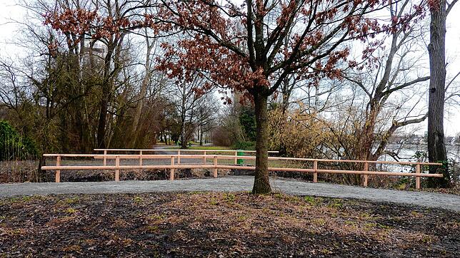 Leergefegt: Hier lagen die Steinblöcke und Rohre, aus denen eine neue Brücke für Fußgänger gebaut werden sollte. Zu sehen ist nur noch ...