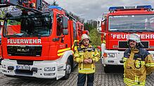 Eingekleidet: Die neue Einsatzkleidung für Kommandeur Nico Bibbo (links), den Wehrer Abteilungskommandant Marco Testa und ihre 104 ...
