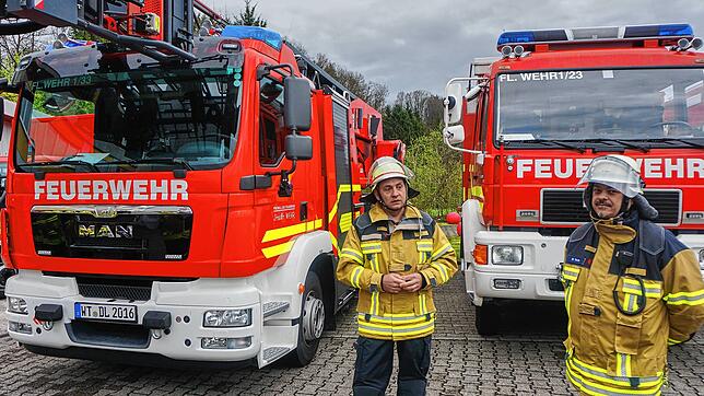 Eingekleidet: Die neue Einsatzkleidung für Kommandeur Nico Bibbo (links), den Wehrer Abteilungskommandant Marco Testa und ihre 104 ...