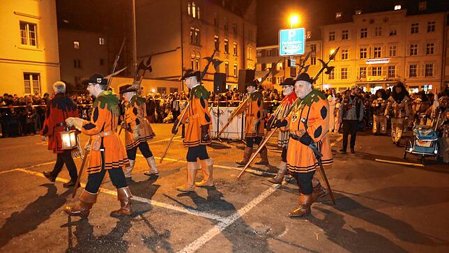 Bild 14: Die Fasnacht wird verbrannt. Hunderte Narren nehmen in Konstanz Abschied