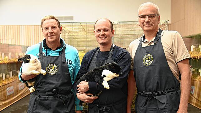 Stehen für die umfangreiche Arbeit beim Kaninchenzuchtverein C1 (von links): Vorsitzender Gerd Wimmer, zweiter Vorsitzender Andreas Hirt ...